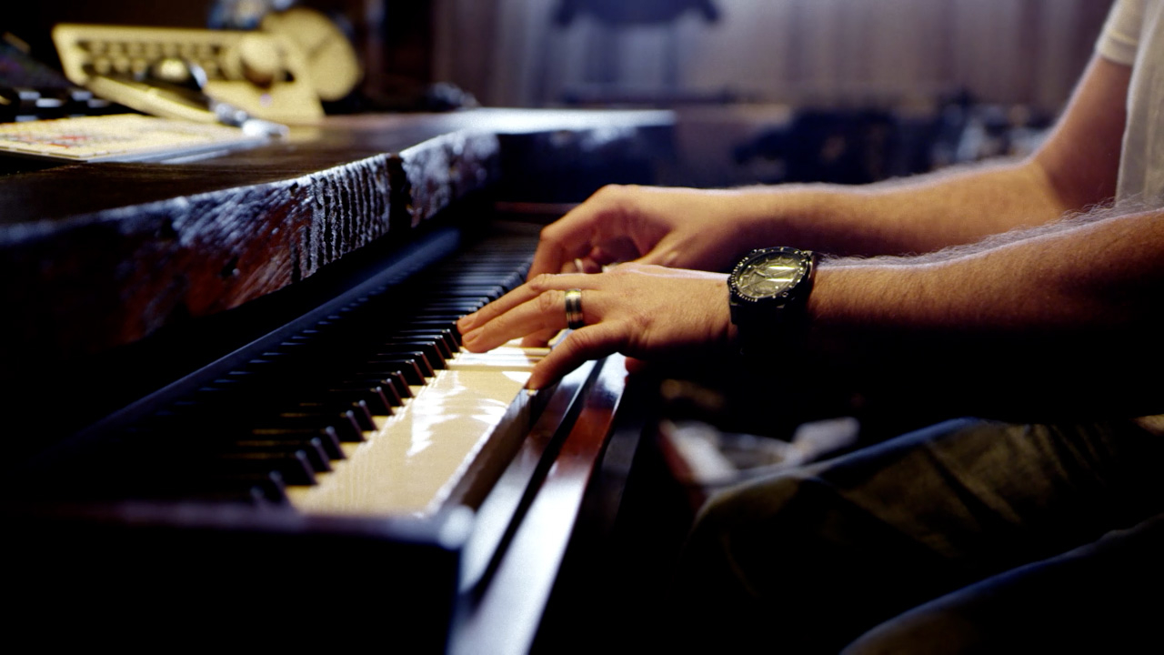 Музыкант сочинивший песню. Музыкант сочиняет. Композитор пишет музыку. Написание музыки. Музыкант сочиняет музыку.